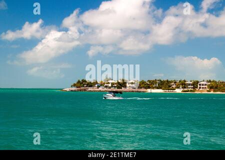 Kleines Motorboot auf dem tropischen blauen Wasser des Sunset Key Resort Insel in der Stadt Key West Stockfoto