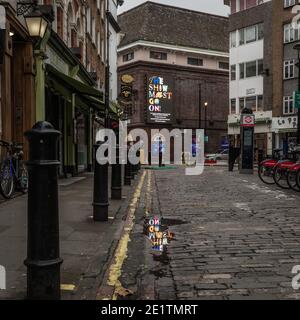 "The Show Must Go On" Zeichen zur Unterstützung der Theaterindustrie im Prince Edward Theater in Soho. Stockfoto