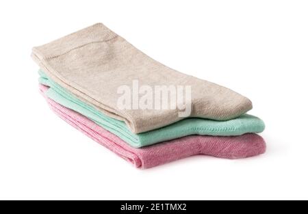 Stapel von neuen hohen bunten Socken isoliert auf einem weißen Hintergrund. Drei Paar beige, grüne und rosa Socken in zwei Hälften gefaltet. Elastische Baumwoll-Strumpfwaren. Stockfoto