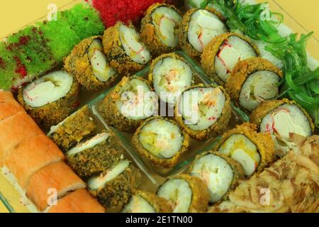 Verschiedene Sushi-Arten serviert, Nahaufnahme Stockfoto
