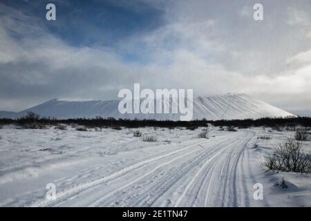 Panorama schneebedeckten Winter Landschaft Blick auf riesigen Vulkan Kegel Krater Hverfjall bei Myvatn Reykjahlid Nordisland Europa Stockfoto