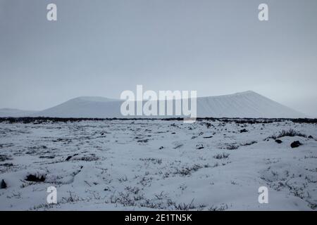 Panorama schneebedeckten Winter Landschaft Blick auf riesigen Vulkan Kegel Krater Hverfjall bei Myvatn Reykjahlid Nordisland Europa Stockfoto