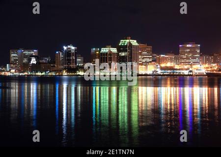 Halifax, Kanada - 26. Dezember 2009: Halifax, die Hauptstadt von Nova Scotia, bei Nacht von der anderen Seite des Hafens in Dartmouth. Stockfoto