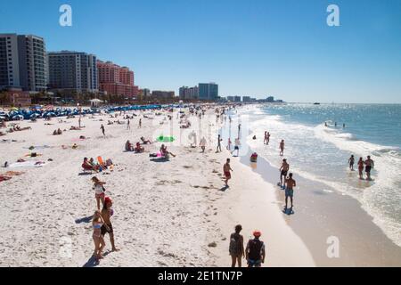 Überfüllter Strand durch Sonnenbaden und zu Fuß Menschen im Urlaub, exotischen Sandstrand Urlaub, Touristen Florida Clearwater Strand Blick Stockfoto