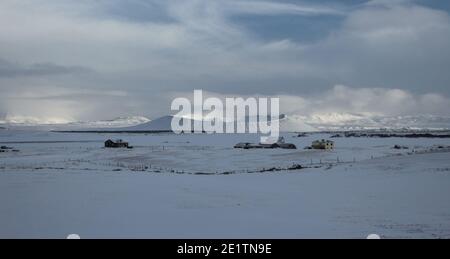 Panorama schneebedeckten Winter Landschaft Blick auf riesigen Vulkan Kegel Krater Hverfjall bei Myvatn Reykjahlid Nordisland Europa Stockfoto