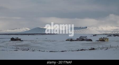 Panorama schneebedeckten Winter Landschaft Blick auf riesigen Vulkan Kegel Krater Hverfjall bei Myvatn Reykjahlid Nordisland Europa Stockfoto