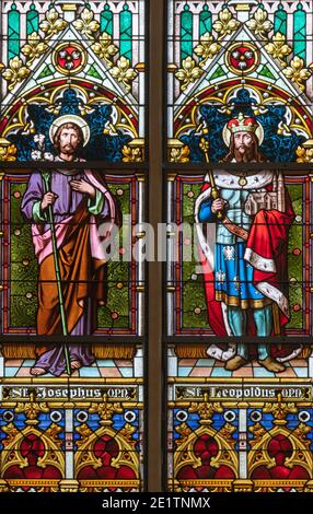 WIEN, AUSTIRA - 22. OKTOBER 2020: Die St. Jeseph und St. Leopold auf der Glasmalerei in der Laurentiuskirche von Arbeitsräumen aus Tschechien und Österreich Stockfoto