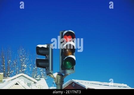 Herzförmige rote Ampel Ampel Ampel Liebe Symbol an der Kreuzung Straßenkreuzung in Akureyri Nordisland Europa auf kaltem Schnee Wintertag Stockfoto