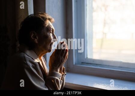 Porträt einer alten Frau beten hautnah Stockfoto