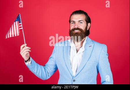 Der amerikanische Mann feiert den Unabhängigkeitstag. Glücklicher Kerl halten amerikanische Flagge. Juli. Amerikanische Staatsbürgerschaft. Patriotische Erziehung. Feier der Freiheit. Amerikanischer Traum lebt. Patriotischer Mann. Stockfoto