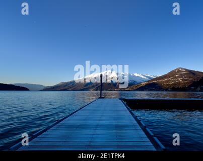 Bild von Deck am See Lario mit Monte Bregagno im Hintergrund. Stockfoto