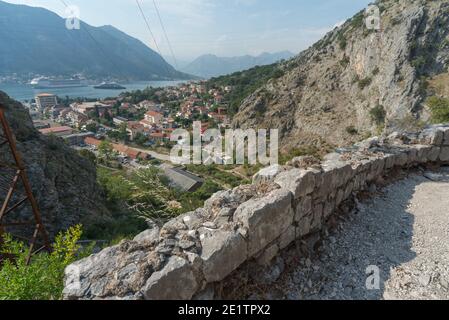 Die wunderschöne Bucht von Kotor kann man vom alten gewundenen Pfad aus sehen, der hinter der alten Festungsstadt in die Berge führt. Stockfoto