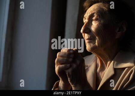 Porträt einer alten Frau beten hautnah Stockfoto