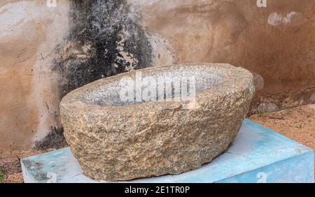 Hampi, Karnataka, Indien - 5. November 2013: Zanana Enclosure. Waschtisch mit braunem Stein oder tierischem Wasser. Stockfoto