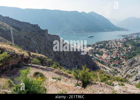 Die wunderschöne Bucht von Kotor kann man vom alten gewundenen Pfad aus sehen, der hinter der alten Festungsstadt in die Berge führt. Stockfoto