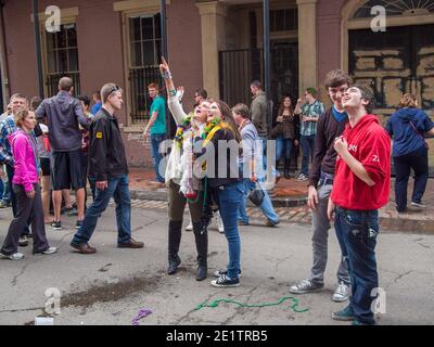 NEW ORLEANS, LA - 9. FEBRUAR 2013: Menschen auf der Bourbon Street während des Karnevals Stockfoto