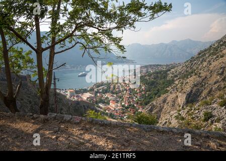 Die wunderschöne Bucht von Kotor kann man vom alten gewundenen Pfad aus sehen, der hinter der alten Festungsstadt in die Berge führt. Stockfoto