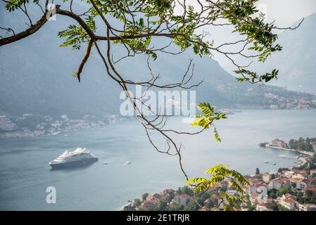 Die wunderschöne Bucht von Kotor kann man vom alten gewundenen Pfad aus sehen, der hinter der alten Festungsstadt in die Berge führt. Stockfoto