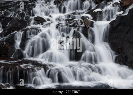 Nahaufnahme lange Exposition von türkis tiefblauen Hraunfossar Wasserfall Kaskade Hvita River in Husafell Reykholt Westisland Europa Stockfoto