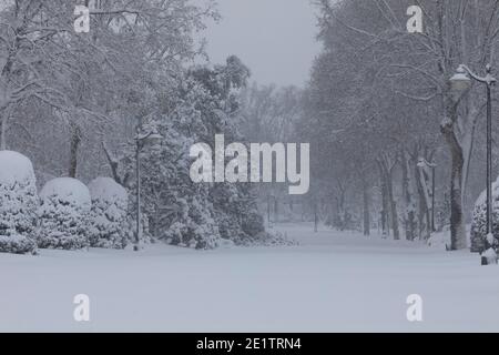 Madrid, Spanien - 09. Januar 2021: Buen Retiro öffentlicher Park mit Schnee und Eis bedeckt, für die Öffentlichkeit geschlossen, an einem verschneiten Tag, wegen der Filomena Polar c Stockfoto