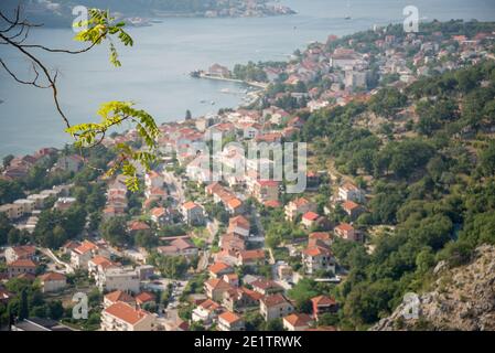 Die wunderschöne Bucht von Kotor kann man vom alten gewundenen Pfad aus sehen, der hinter der alten Festungsstadt in die Berge führt. Stockfoto