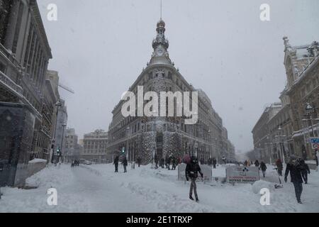 Madrid, Spanien - 09. Januar 2021: Menschen, die an einem verschneiten Tag vor dem Four Seasons Hotel, geschmückt mit einem riesigen Weihnachtsbaum, wegen der Stockfoto