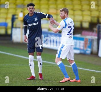 Southend, Großbritannien. Januar 2021. SOUTHEND, ENGLAND - JANUAR 09: Reece Hackett-Fairchild von Southend United (Leihgabe aus Portsmouth) törnt mit Chris Taylor von Barrow während der Sky Bet League Two zwischen Southend United und Barrow FC im Roots Hall Stadium, Southend, UK am 09.Januar 2021 Credit: Action Foto Sport/Alamy Live News Stockfoto