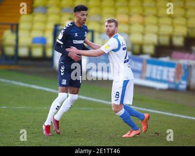 Southend, Großbritannien. Januar 2021. SOUTHEND, ENGLAND - JANUAR 09: Reece Hackett-Fairchild von Southend United (Leihgabe aus Portsmouth) törnt mit Chris Taylor von Barrow während der Sky Bet League Two zwischen Southend United und Barrow FC im Roots Hall Stadium, Southend, UK am 09.Januar 2021 Credit: Action Foto Sport/Alamy Live News Stockfoto