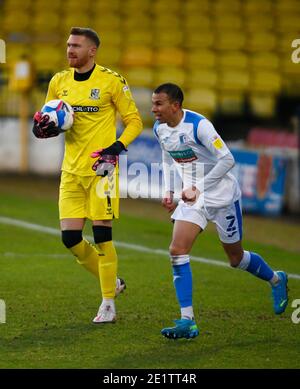 Southend, Großbritannien. Januar 2021. SOUTHEND, ENGLAND - JANUAR 09: L-R Mark Oxley von Southend United und Connor Brown von Barrow während der Sky Bet League Two zwischen Southend United und Barrow FC im Roots Hall Stadium, Southend, UK am 09.Januar 2021 Credit: Action Foto Sport/Alamy Live News Stockfoto