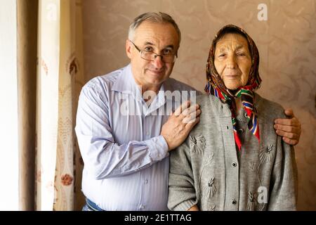 Mann umarmte seine Mutter im Hijab Stockfoto