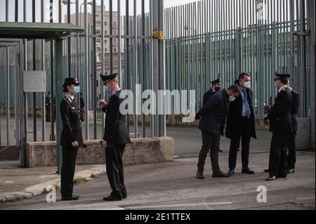 Polizisten werden vor dem Bunkerraum gesehen.Matteo Salvini, ehemaliger Innenminister und Führer der Ligapartei, nimmt an der Vorverhandlung im Bunkerraum des Ucciardone-Jagels in Palermo Teil, steht der Vorwurf der Entführung und Amtsentfall, Nachdem im August 2019 die Landung des Rettungsschiffs der offenen Waffen verweigert wurde, waren etwa 150 Menschen an Bord. Nach der Entscheidung des Gerichts müssen weitere Unterlagen vorgelegt werden, so dass eine Verschiebung am 14. Januar und 20. März stattfinden wird. Nach der Entscheidung des Gerichts waren beide Vertreter der spanischen NGO Pro-Activa Open Stockfoto