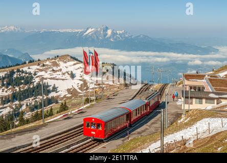 Rigi-Zug am Bahnhof Rigi Kulm, Schwyz, Schweiz Stockfoto