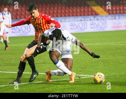 Benevento, Kampanien, ITALIEN. Januar 2021. Während der italienischen Serie A Fußballspiel FC Benevento gegen AC Atalanta am 09. Januar 2021 im Ciro Vigorito Stadion.in Bild: Duvan Zapata. Quelle: Fabio Sasso/ZUMA Wire/Alamy Live News Stockfoto