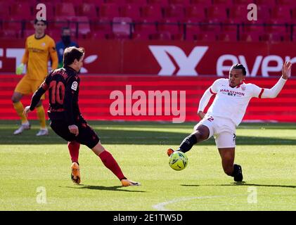 Jules Kounde (Sevilla FC) in Aktion gesehen während der La Liga-Runde 18 zwischen Sevilla FC und Real Sociedad bei Ramon Sanchez Pizjuan in Sevilla.(Endstand; Sevilla FC 3:2 Real Sociedad) Stockfoto