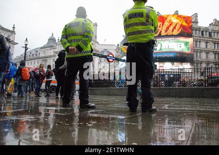 London, Großbritannien - April 03-2015 Polizeibeamte patrouillieren Leicester Square und Piccadilly Circus im Zentrum von London.EIN britischer Verkehrspolizist hält eine Stockfoto