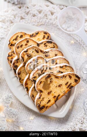 Traditioneller Weihnachtsstollen mit Puderzucker. Weihnachtskuchen. Deutsches Weihnachtsbrot. Stockfoto