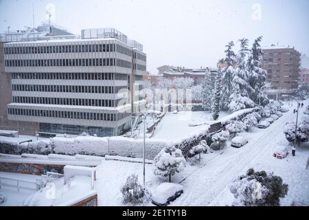 Madrid, Spanien. Januar 2021. Allgemeine Ansicht einer Straße in Madrid mit Bäumen, Gebäuden und schneebedeckten Straßen, nach dem Sturm traf Filomena mehrere Teile Spaniens in starkem Schnee.Quelle: Enrique Campo Bello/Alamy Live News Stockfoto