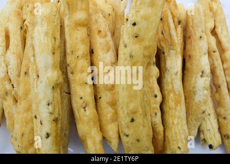 Nahaufnahme von Gujarat berühmten Snack Küche Artikel Snacks Frühstück. Hergestellt mit Grammflour und gebraten. Draufsicht. Leckere indische Küche Teatime Snacks eatedn durin Stockfoto