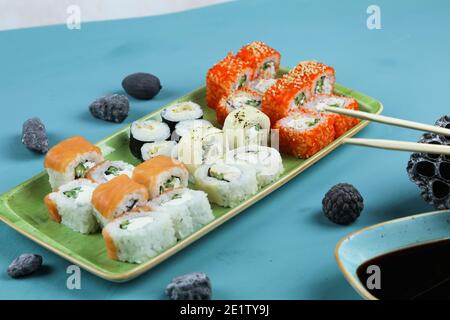 Verschiedene Sushi-Arten serviert, Nahaufnahme Stockfoto