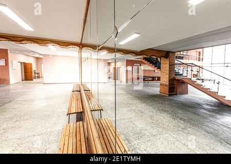 Reflexionen im Saal des Verwaltungsblocks Pyramiden, verlassene russische Mine und die dazugehörige Stadt auf Spitzbergen. Stockfoto