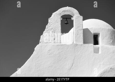 Kuppel und Glockenturm der Panagia Paraportiani Kirche auf Mykonos Insel, Griechenland. Schwarz-Weiß-Architekturfotografie Stockfoto