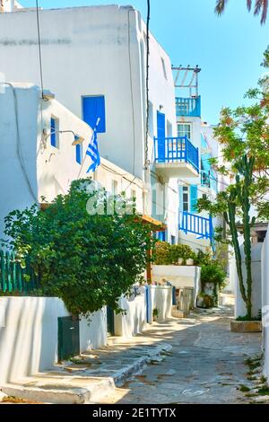 Ruhige Straße in Chora Stadt in Mykonos am sonnigen Sommertag, Griechenland Stockfoto