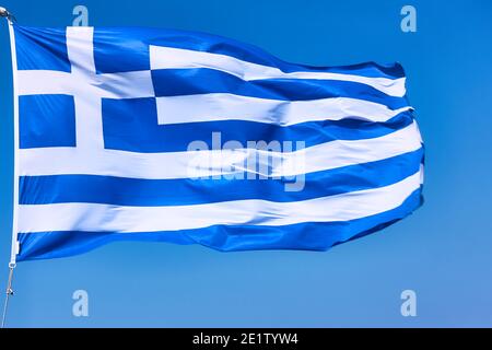 Flagge von Griechenland Nahaufnahme. Winkende griechische Nationalflagge agaist der blaue Himmel Stockfoto
