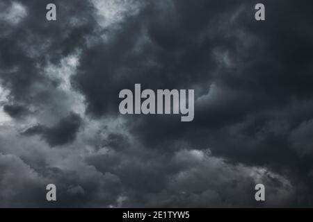 Schwarze havy stürmische Wolken, kann als Hintergrund verwendet werden Stockfoto