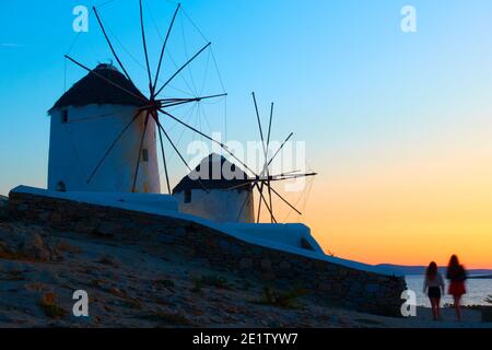 Windmühlen am Meer auf Mykonos Insel in der Abenddämmerung, Griechenland. Griechische ländliche Landschaft Stockfoto