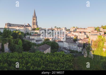 Ein Blick auf die monolithische Kirche und das Dorf Saint-Emilion in Bordeaux Weinland an einem sonnigen Sommertag. Stockfoto