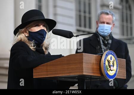 New York, USA. Januar 2021. Die US-Vertreterin Carolyn B. Maloney spricht, als sie sich dem Bürgermeister von New York, Bill de Blasio, und Mitgliedern der Kongressabgeordneten von New York anschließt und zu einer raschen Amtsenthebung von Präsident Donald Trump nach der gewaltsamen Belagerung des US-Kapitols durch Trump-Anhänger aufruft, City Hall, New York, NY, Januar 2021. (Foto von Anthony Behar/Sipa USA) Quelle: SIPA USA/Alamy Live News Stockfoto