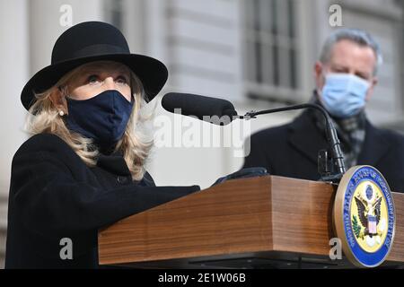 New York, USA. Januar 2021. Die US-Vertreterin Carolyn B. Maloney spricht, als sie sich dem Bürgermeister von New York, Bill de Blasio, und Mitgliedern der Kongressabgeordneten von New York anschließt und zu einer raschen Amtsenthebung von Präsident Donald Trump nach der gewaltsamen Belagerung des US-Kapitols durch Trump-Anhänger aufruft, City Hall, New York, NY, Januar 2021. (Foto von Anthony Behar/Sipa USA) Quelle: SIPA USA/Alamy Live News Stockfoto