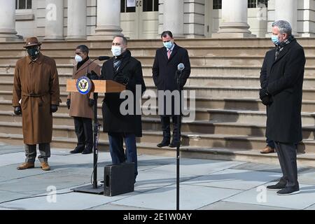 US-Repräsentant Hakeem Jeffries (auf dem Podium) spricht, während er von New York City Bürgermeister Bill de Blasio (rechts) und Kollegen New Yorks demokratischen Kongressabgeordneten (l-r) Gregory Meeks, Adriano Espaillat, Tom Suozzi (versteckt), Carolyn B. Maloney (versteckt), Jamaal Bowman (außer Rahmen), Und Nydia M. Velazquez (aus dem Rahmen) bei einer Pressekonferenz, die zu einer raschen Amtsenthebung von Präsident Donald Trump nach der gewaltsamen Belagerung des US-Kapitols durch Trump-Anhänger aufruft, City Hall, New York, NY, 9. Januar 2021. (Foto von Anthony Behar/Sipa USA) Stockfoto