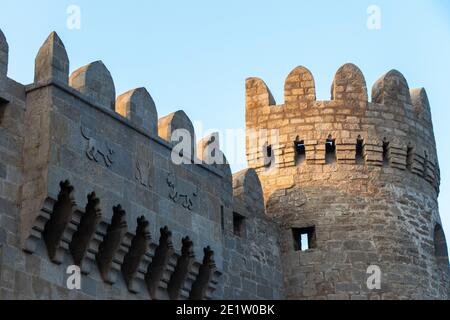 Stadtmauer aus dem Mittelalter. Festungsmauer in der Altstadt von Baku. Alte Gebäude in Aserbaidschan. Stockfoto